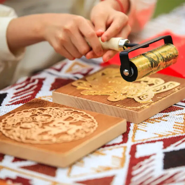  非遗活化 · 历史思辨 · 地域文化 · 口述历史
走进文化现场，化身“历史参与者”。不止于听讲解，而是亲手修复一页古籍，录制一方即将消失的乡音，在思辨中理解文化的流动与传承。